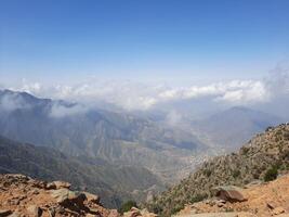 atemberaubend natürlich Schönheit von abha im Saudi Arabien im das Sommer- Jahreszeit. hoch Berge, Grün, niedrig Wolken und Nebel sind das Schönheit von abha. foto