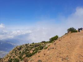 atemberaubend natürlich Schönheit von abha im Saudi Arabien im das Sommer- Jahreszeit. hoch Berge, Grün, niedrig Wolken und Nebel sind das Schönheit von abha. foto