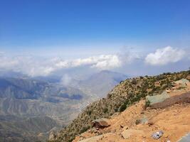 atemberaubend natürlich Schönheit von abha im Saudi Arabien im das Sommer- Jahreszeit. hoch Berge, Grün, niedrig Wolken und Nebel sind das Schönheit von abha. foto