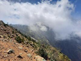 atemberaubend natürlich Schönheit von abha im Saudi Arabien im das Sommer- Jahreszeit. hoch Berge, Grün, niedrig Wolken und Nebel sind das Schönheit von abha. foto