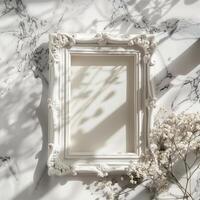 ein Weiß Bild Rahmen mit ein leeren Raum innen, Sitzung auf oben von ein Marmor Oberfläche. foto