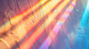 Makro Detail von Regenbogen Licht Strahlen auf ein Weiß Mauer. foto