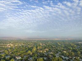 neblig Sommer- Morgen Über Wohn Bereich von Fort collins foto