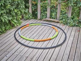 gewichtet Hula Reifen auf ein Hinterhof Deck foto