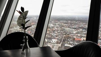 düsseldorf, deutschland - 20. februar 2020. rheinturm mit einem sich drehenden restaurant. die Einrichtung und Gestaltung des Cafés mit Aussichtsplattform im Fernsehturm in Düsseldorf. foto