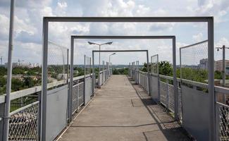 Eisenbahnbrücke mit Stufen, mit beeindruckenden Stufen in der Perspektive. Fußgängerüberweg überqueren. Brückentreppe, die einen Bahnsteig zum anderen am Bahnhof verbindet. foto