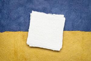 Papier abstrakt im Farben von ukrainisch National Flagge foto