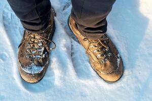 Wanderer Füße auf schneebedeckt Weg foto