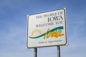 Iowa herzlich willkommen Straßenrand Zeichen gegen Blau Himmel beim Zustand Rand mit Missouri, Reise Konzept foto