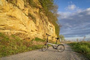 falten Fahrrad auf Dampfschiff verfolgen, Fahrrad Weg umgewandelt von ein verlassen Eisenbahn, in der Nähe von Peru, Nebraska, Frühling Morgen Landschaft foto