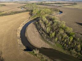 wenig Abonnieren Fluss ist mäanderförmig durch Nebraska Ackerland in der Nähe von Brock, Frühling Antenne Aussicht foto