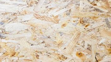 osb-Blatt besteht aus gepressten braunen Holzspänen. Dachboden Wandflächen. Material für den Hausbau. foto