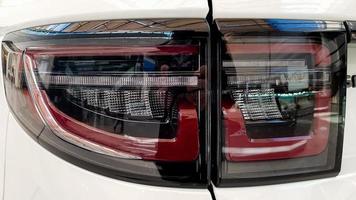 ukraine, kiew - 27. märz 2020. Land Rover Discovery Sport glänzendes modernes weißes Auto auf der Ausstellung. Karosserie, Scheinwerfer Nahaufnahme, Rück- und Vorderansicht, Chromgrill, Autologo. foto