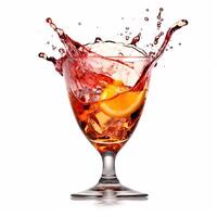 ein Explosion von Zitrusfrüchte und Farbe energisch Cocktail Spritzen im ein Kristall Glas foto