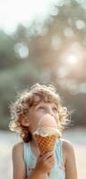 sonnendurchflutet Sommer- Glückseligkeit wie ein lockiges Haar Kind schmeckt ein schmelzen Eis Sahne Kegel foto