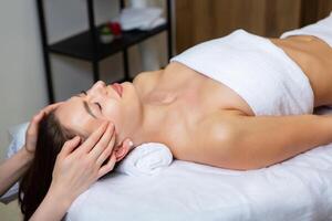jung Frau bekommen ein zurück Massage im ein Spa Salon. Schönheit Behandlung Konzept. foto