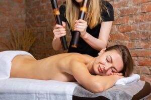 jung Frau bekommen ein zurück Massage im ein Spa Salon. Schönheit Behandlung Konzept. foto