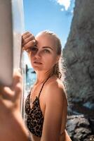 Frau im schwarz Bikini Saft Meer. Porträt von ein glücklich Mädchen auf das Hintergrund von ein Surfbrett im das Meer auf ein sonnig Sommer- Tag foto