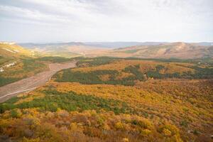 das Herbst Landschaft von das Berg Senke ist ein toll, schön Platz beim irgendein Zeit von das Jahr. wandern. Natur foto