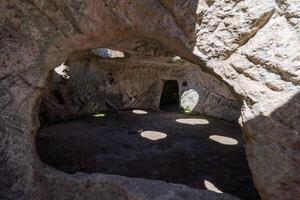 uralt Höhle Stadt. Innerhalb das Höhle, Aussicht von das Fenster. foto