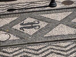 Mosaik Bürgersteig Pflaster im aveiro malerisch Dorf Straße Sicht, das Venedig von Portugal foto