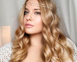 schön Braut- sehen, Braut mit lange Haar, tragen Perle Tiara Schmuck und Schönheit bilden, blond Frau mit lockig Frisur, Gesicht Porträt zum Hochzeit und Mode Stil foto