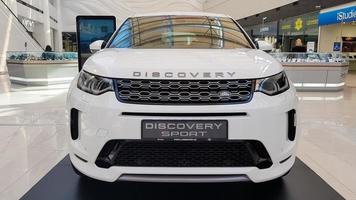 ukraine, kiew - 27. märz 2020. Land Rover Discovery Sport glänzendes modernes weißes Auto auf der Ausstellung. Karosserie, Scheinwerfer Nahaufnahme, Rück- und Vorderansicht, Chromgrill, Autologo. foto