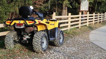 Ukraine, Jaremtsche - 20. November 2019. Foto eines gelben ATV Kombi. vierrädriges Auto. Vierrad-Geländewagen, Fahrrad. Bergausflüge für Touristen.