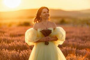 Frau Lavendel Feld. glücklich Frau im Gelb Kleid im Lavendel Feld Sommer- Zeit beim Sonnenuntergang. Aromatherapie Konzept, Lavendel Öl, Foto Session im Lavendel