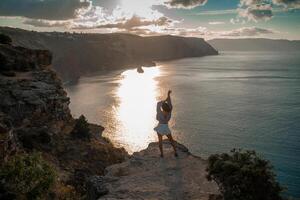 kostenlos Mädchen mit öffnen Waffen beim Sonnenuntergang Über das Meer, Sonne Über Wolken, Sonnenuntergang im das Berge, golden Stunde, Silhouette von ein Frau beim Sonnenuntergang auf das Berg foto