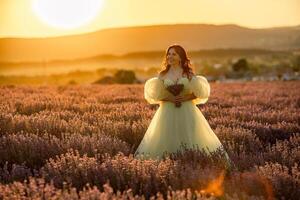 Frau Lavendel Feld. glücklich Frau im Gelb Kleid im Lavendel Feld Sommer- Zeit beim Sonnenuntergang. Aromatherapie Konzept, Lavendel Öl, Foto Session im Lavendel