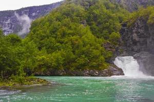 schöner holjafossen wasserfall türkisfarbenes wasser utladalen norwegen schönste landschaften.