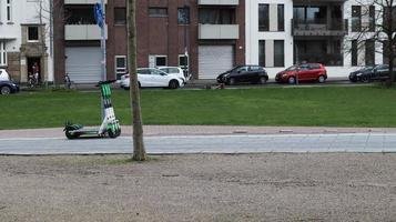 düsseldorf, deutschland - 20. februar 2020. mobilität in deutschland e-roller erwarten kunden auf einer fußgängerstraße in düsseldorf, deutschland. Autovermietung aus der mobilen Anwendung stündlich oder pro Minute. foto