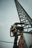 Telekom-Mitarbeiter klettert auf den Antennenturm foto