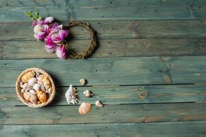 Vielfalt von Meer Muscheln und Orchidee Blumen auf ein hölzern Hintergrund foto