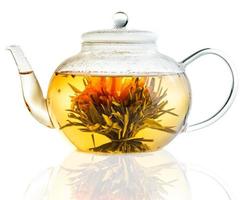 Teeblume in einer klaren Teekanne foto
