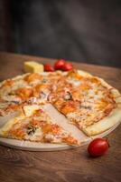köstlich frisch Pizza serviert auf hölzern Tabelle foto