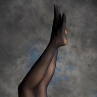 schön Frau Beine auf dunkel Hintergrund foto