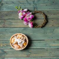 Vielfalt von Meer Muscheln und Orchidee Blumen auf ein hölzern Hintergrund foto