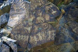 Petroglyphen innerhalb das archäologisch Landschaft von tamgaly. Almatie Bereich, Kasachstan foto