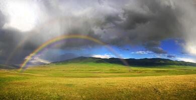 Regenbogen nach das Sturm im das Berge von Almatie Region National Park kpl foto