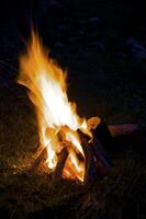 ein klein Lagerfeuer gebaut draußen zum Menschen zu sitzen um foto