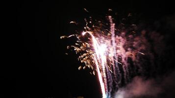 Farbfeuerwerk am Nachthimmel foto