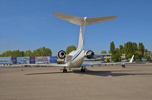 Geschäft Flugzeug geparkt beim das Flughafen foto