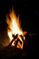 ein klein Lagerfeuer gebaut draußen zum Menschen zu sitzen um foto