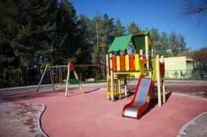 ein bunt Kinder Spielplatz auf Park foto