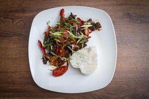 würzig Rindfleisch mit Gemüse und Reis. asiatisch Stil Essen foto