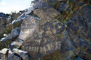 Petroglyphen innerhalb das archäologisch Landschaft von tamgaly. Almatie Bereich, Kasachstan foto