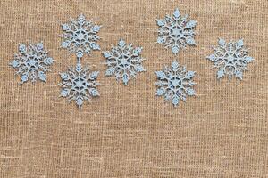 Schneeflocken auf Textil- Hintergrund. Winter Ferien Konzept foto