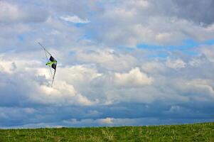 ein Mann fliegend seine Drachen beim das Steppe foto